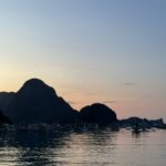 Lucie Rhéaume Instagram - Carousel représentant parfaitement une journée typique ici aux Philippines: (1-2. Photos au fameux Secret Lagoon de El Nido.) 3. Prendre le tricycle pour se rendre au mini port local.🛺 4. Sauter sur le bateau pour l’expédition de la journée (soit du « island hopping » ou de la plongée sous-marine).🤿 5. Apprécier la beauté époustouflante des lieux.🦋 6. Déguster un festin typiquement philippino digne de rois.🍽️ 7. Tomber en amour un peu plus avec l’endroit à chaque coucher de soleil.🌅 8. Dress up pour mes dates night quotidiennes avec l’amoureux.💌 9. Regarder (et parfois prendre au part) aux parties de basket (aka le sport le plus populaire du coin!)🏀 10. Apprécier l’énergie ennivrante du nightlife de El Nido.🍻g