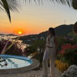 Lucie Rhéaume Instagram - Carousel représentant parfaitement une journée typique ici aux Philippines: (1-2. Photos au fameux Secret Lagoon de El Nido.) 3. Prendre le tricycle pour se rendre au mini port local.🛺 4. Sauter sur le bateau pour l’expédition de la journée (soit du « island hopping » ou de la plongée sous-marine).🤿 5. Apprécier la beauté époustouflante des lieux.🦋 6. Déguster un festin typiquement philippino digne de rois.🍽️ 7. Tomber en amour un peu plus avec l’endroit à chaque coucher de soleil.🌅 8. Dress up pour mes dates night quotidiennes avec l’amoureux.💌 9. Regarder (et parfois prendre au part) aux parties de basket (aka le sport le plus populaire du coin!)🏀 10. Apprécier l’énergie ennivrante du nightlife de El Nido.🍻g