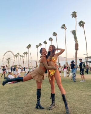 Lucie Rhéaume Instagram - Coachella through the years.🎡🌈💖 Je laisse une p’tite partie de mon coeur à Palm Springs cette année en ne prenant pas part aux festivités pour l’instant (à moins d’un revirement de situation dernière minute… on ne sait jamais avec moi🤠). Je compense en écoutant on repeat en travaillant le beat que j’écouterais si j’étais entrain de viber sous la tente hahaha. Disons que je crave un peu de nouveauté donc up next sur la bucket list (et j’en rêve depuis des ANNÉES): BURNING MAN. S’il y en a ici qui sont déjà allés / prévoient y aller cette année, hit me up.⛺️

Quelle année de looks a été ta pref toi?
1- 2019 sparkly alien👽
2- 2019 neon green girly💚
3- 2022 sparkly desert queen✨
4- 2022 colorful boho🧡
5- 2022 glittery cowboy🤠
6- 2023 bohème🌾
7- 2023 metallic warrior🪩
8- 2023 jeans on jeans👖