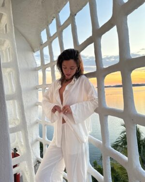 Lucie Rhéaume Instagram - «Bonjour,

Veuillez prendre note que je suis actuellement à l’extérieur du bureau - entrain de me chauffer la couenne, d’apprécier le « dolce far niente », de nager avec les requins et de me reposer - aux Philippines. Pour toute urgence, merci de contacter mes collègues ou d’attendre que je revienne au pays revigorée. »🧖‍♀️🦋🕺🏽🏝️🌈
