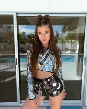 Lucie Rhéaume Instagram - Coachella through the years.🎡🌈💖 Je laisse une p’tite partie de mon coeur à Palm Springs cette année en ne prenant pas part aux festivités pour l’instant (à moins d’un revirement de situation dernière minute… on ne sait jamais avec moi🤠). Je compense en écoutant on repeat en travaillant le beat que j’écouterais si j’étais entrain de viber sous la tente hahaha. Disons que je crave un peu de nouveauté donc up next sur la bucket list (et j’en rêve depuis des ANNÉES): BURNING MAN. S’il y en a ici qui sont déjà allés / prévoient y aller cette année, hit me up.⛺️

Quelle année de looks a été ta pref toi?
1- 2019 sparkly alien👽
2- 2019 neon green girly💚
3- 2022 sparkly desert queen✨
4- 2022 colorful boho🧡
5- 2022 glittery cowboy🤠
6- 2023 bohème🌾
7- 2023 metallic warrior🪩
8- 2023 jeans on jeans👖