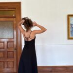 Lucie Rhéaume Instagram - Team robe verte khaki ou noire?🍵🖤 Lequel va le mieux avec mon teint?🤔 Tellement fière de cette nouveauté intemporelle - notre *première* robe longue - parfaite pour toutes les occasions du quotidien et dans notre tissu ultra léger signature issu de nos kits Modern.🌙