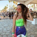 Lucie Rhéaume Instagram - Coachella through the years.🎡🌈💖 Je laisse une p’tite partie de mon coeur à Palm Springs cette année en ne prenant pas part aux festivités pour l’instant (à moins d’un revirement de situation dernière minute… on ne sait jamais avec moi🤠). Je compense en écoutant on repeat en travaillant le beat que j’écouterais si j’étais entrain de viber sous la tente hahaha. Disons que je crave un peu de nouveauté donc up next sur la bucket list (et j’en rêve depuis des ANNÉES): BURNING MAN. S’il y en a ici qui sont déjà allés / prévoient y aller cette année, hit me up.⛺️ Quelle année de looks a été ta pref toi? 1- 2019 sparkly alien👽 2- 2019 neon green girly💚 3- 2022 sparkly desert queen✨ 4- 2022 colorful boho🧡 5- 2022 glittery cowboy🤠 6- 2023 bohème🌾 7- 2023 metallic warrior🪩 8- 2023 jeans on jeans👖