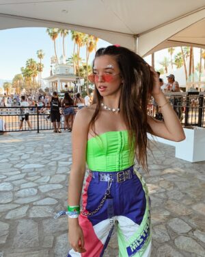 Lucie Rhéaume Instagram - Coachella through the years.🎡🌈💖 Je laisse une p’tite partie de mon coeur à Palm Springs cette année en ne prenant pas part aux festivités pour l’instant (à moins d’un revirement de situation dernière minute… on ne sait jamais avec moi🤠). Je compense en écoutant on repeat en travaillant le beat que j’écouterais si j’étais entrain de viber sous la tente hahaha. Disons que je crave un peu de nouveauté donc up next sur la bucket list (et j’en rêve depuis des ANNÉES): BURNING MAN. S’il y en a ici qui sont déjà allés / prévoient y aller cette année, hit me up.⛺️

Quelle année de looks a été ta pref toi?
1- 2019 sparkly alien👽
2- 2019 neon green girly💚
3- 2022 sparkly desert queen✨
4- 2022 colorful boho🧡
5- 2022 glittery cowboy🤠
6- 2023 bohème🌾
7- 2023 metallic warrior🪩
8- 2023 jeans on jeans👖
