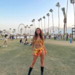 Lucie Rhéaume Instagram - Coachella through the years.🎡🌈💖 Je laisse une p’tite partie de mon coeur à Palm Springs cette année en ne prenant pas part aux festivités pour l’instant (à moins d’un revirement de situation dernière minute… on ne sait jamais avec moi🤠). Je compense en écoutant on repeat en travaillant le beat que j’écouterais si j’étais entrain de viber sous la tente hahaha. Disons que je crave un peu de nouveauté donc up next sur la bucket list (et j’en rêve depuis des ANNÉES): BURNING MAN. S’il y en a ici qui sont déjà allés / prévoient y aller cette année, hit me up.⛺️ Quelle année de looks a été ta pref toi? 1- 2019 sparkly alien👽 2- 2019 neon green girly💚 3- 2022 sparkly desert queen✨ 4- 2022 colorful boho🧡 5- 2022 glittery cowboy🤠 6- 2023 bohème🌾 7- 2023 metallic warrior🪩 8- 2023 jeans on jeans👖