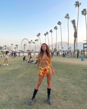 Lucie Rhéaume Instagram - Coachella through the years.🎡🌈💖 Je laisse une p’tite partie de mon coeur à Palm Springs cette année en ne prenant pas part aux festivités pour l’instant (à moins d’un revirement de situation dernière minute… on ne sait jamais avec moi🤠). Je compense en écoutant on repeat en travaillant le beat que j’écouterais si j’étais entrain de viber sous la tente hahaha. Disons que je crave un peu de nouveauté donc up next sur la bucket list (et j’en rêve depuis des ANNÉES): BURNING MAN. S’il y en a ici qui sont déjà allés / prévoient y aller cette année, hit me up.⛺️

Quelle année de looks a été ta pref toi?
1- 2019 sparkly alien👽
2- 2019 neon green girly💚
3- 2022 sparkly desert queen✨
4- 2022 colorful boho🧡
5- 2022 glittery cowboy🤠
6- 2023 bohème🌾
7- 2023 metallic warrior🪩
8- 2023 jeans on jeans👖