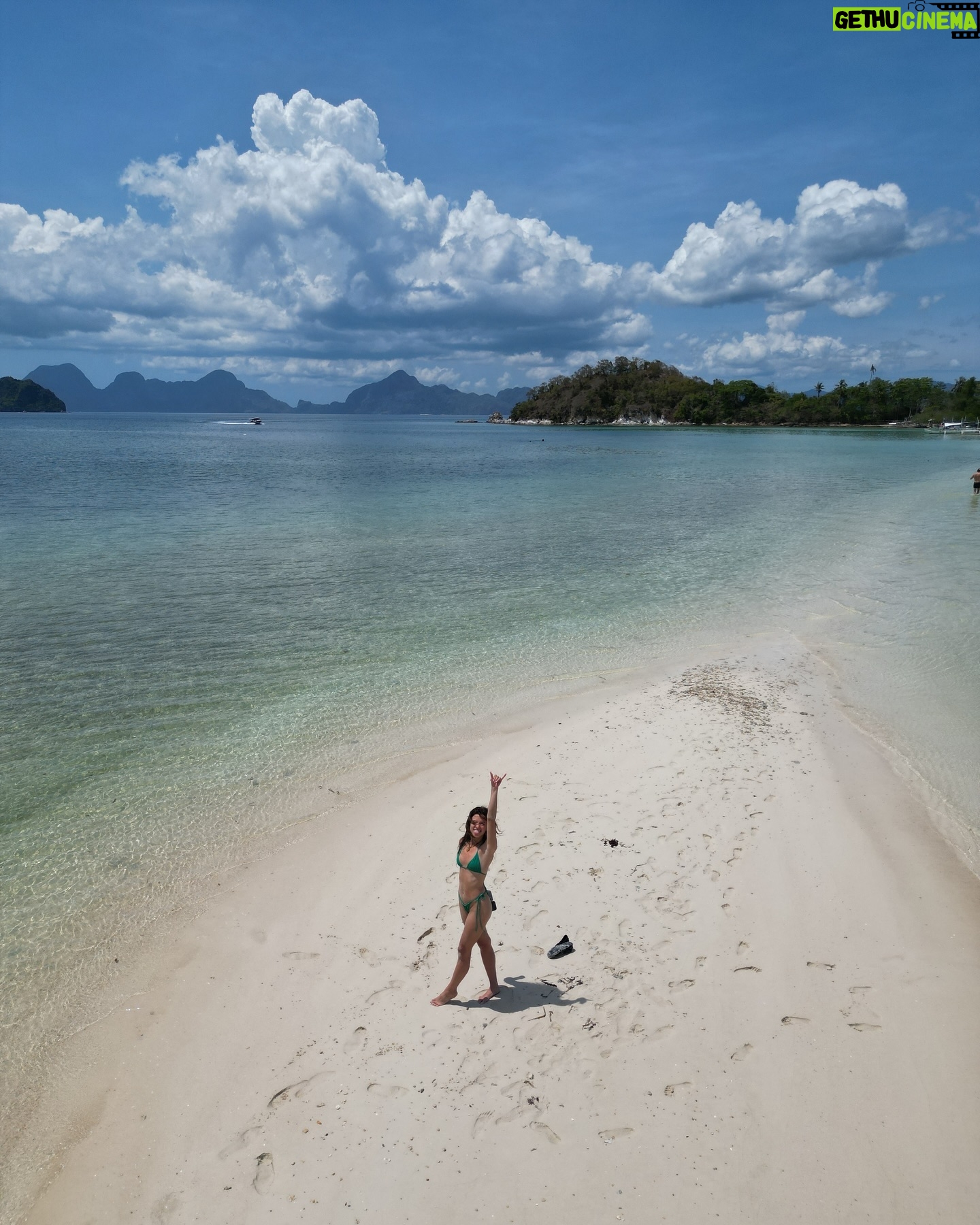 Lucie Rhéaume Instagram - Postcards from paradise.💌 De retour de mes vacances de rêve aka du repos TRÈS nécessaire avant le mois qui m’attend! Au menu: 1. Journée annuelle E-Influence ce vendredi le 31 mai.💻 2. Mini-tournée estivale Girl Crush x Moonday du 3 au 7 juin: Québec, Chicoutimi, Baie-Comeau, Sept-Îles, Rimouski - WE’RE COMING.🚌 3. Roadtrip au Saguenay weeheee.🗺️ 4. Festival Mural yeeehaw🤠 5. Hopefully des week-ends de campings et des moments avec les copains au travers tout ça.👯♀️ À quoi ressemble ton mois de juin toi?🤞🏼