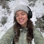 Lucie Rhéaume Instagram - Un mois à la maison.💌 1- Quand il grêle, neige, pleut et fait soleil pendant la même rando.🤠 2- Ma nouvelle rando pref dans la région au Parc Régional des Sept-Chutes.💙 3- Struggles pour essayer de #SaveBARB 4- L’espérance de vie de ce cactus aura été de: 1 semaine 5- What I’ll be wearing all summer.❤️ 6- Visite de l’expo Norman Parkinso au Musée McCord.📸 7- Être profondément reconnaissante du retour du soleil>> 8- Reminder qu’on a vu l’évènement du siècle ce mois-ci: UNE ÉCLIPSEEEE Comment se passe votre mois d’avril vous?🦋