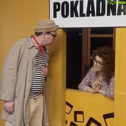 Lucie Vondráčková Instagram - Mistr Holzmann, tentokrát jako pozvánka na představení jeho představitele @davidsirofficial :) A pak si pusťte origoš, ten je samozřejmě nej❤️😎