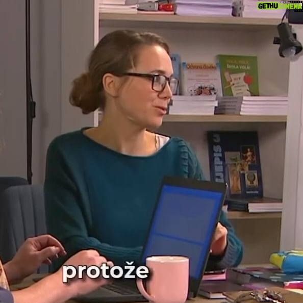 Lucie Vondráčková Instagram - Kabinet se dnes chystá na hokej😂 Soňa připravila program po minutách🤦♀️🙏🤦♀️🎬 @uliceserial