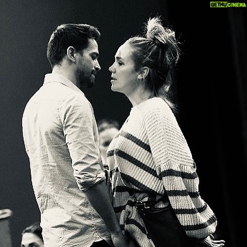 Lucie Vondráčková Instagram - A tento týden už Vánoční zázrak 🎼❤️ @roobert.urban bert.urban @peterpecha @jakubkohak10 @aleshama73 @borekslezacek @rosakjan @divadlo_broadway