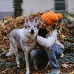Lucie Vondráčková Instagram - V kolik ráno chodíte se psem vy? A kolikrát denně?? Tyhle fotky nejsou s tím naším, ale s krásnou Karkulkou z kalendáře pro @psi_sance Ale venčím podobného😉 #animallovers