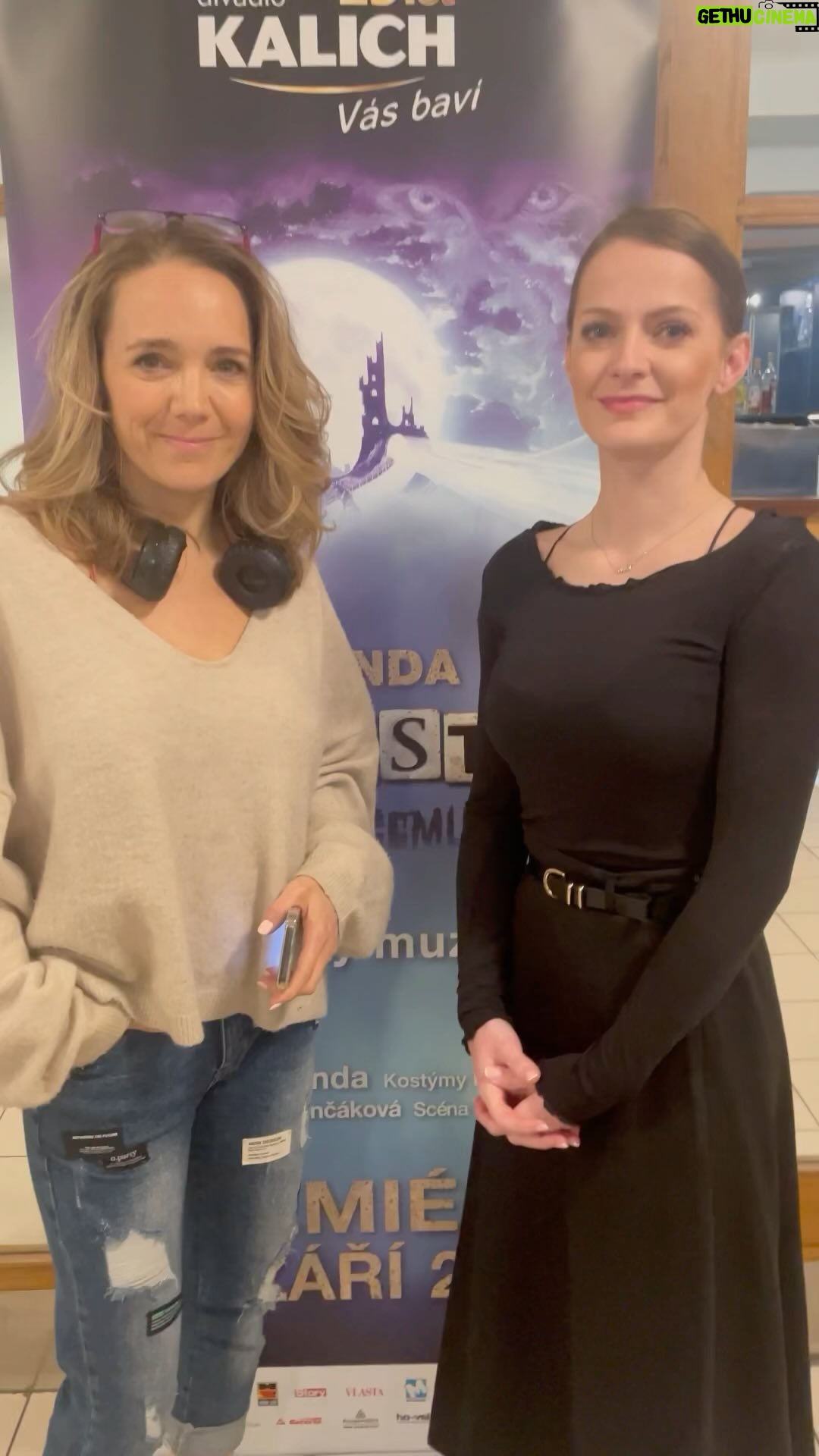 Lucie Vondráčková Instagram - V novém nastudování muzikálu Tajemství se o hlavní roli Elišky podělí Lucie Vondráčková a Šárka Vaňková. 🤩 A zatímco jedna Eliška se do své role po několika letech vrací, druhou čeká v září na našem jevišti premiéra. 😊 Těšíte se na mystický muzikál Daniela Landy v novém kabátě? 💙 Vstupenky již nyní zakoupíte na www.divadlokalich.cz 👍 . . . #kalichnasbavi #divadlokalich #praha #zabava #kultura #divadlo #muzikal #zakulturou #dodivadla #kamvpraze #kulturniakce #vstupenky #premiera #muzikaltajemstvi #daniellanda #mirjamlanda #lucievondrackova #sarkavankova