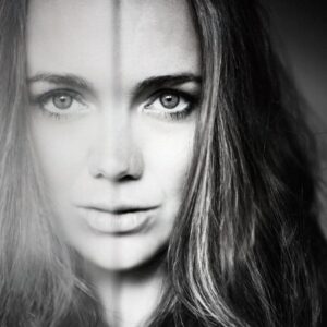 Lucie Vondráčková Instagram - Tyhle černobílé fotky jsme s @beranimages nafotili v době, kdy jsem ještě netušila, jak moc se mi životní cesta překlopí zpátky k herectví… na těch snímcích to byl zatím jenom sen. A teď se děje… Každý den jiný osud, jiný příběh, jiná bolest. #actress #divadlo #dabing #movieset @reset_actors