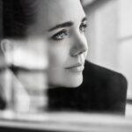 Lucie Vondráčková Instagram - Tyhle černobílé fotky jsme s @beranimages nafotili v době, kdy jsem ještě netušila, jak moc se mi životní cesta překlopí zpátky k herectví… na těch snímcích to byl zatím jenom sen. A teď se děje… Každý den jiný osud, jiný příběh, jiná bolest. #actress #divadlo #dabing #movieset @reset_actors