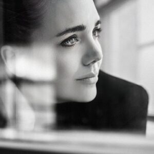 Lucie Vondráčková Instagram - Tyhle černobílé fotky jsme s @beranimages nafotili v době, kdy jsem ještě netušila, jak moc se mi životní cesta překlopí zpátky k herectví… na těch snímcích to byl zatím jenom sen. A teď se děje… Každý den jiný osud, jiný příběh, jiná bolest. #actress #divadlo #dabing #movieset @reset_actors