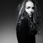 Lucie Vondráčková Instagram - Tyhle černobílé fotky jsme s @beranimages nafotili v době, kdy jsem ještě netušila, jak moc se mi životní cesta překlopí zpátky k herectví… na těch snímcích to byl zatím jenom sen. A teď se děje… Každý den jiný osud, jiný příběh, jiná bolest. #actress #divadlo #dabing #movieset @reset_actors
