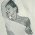 Lucinha Lins Instagram - Foi uma experiência muito bonita. Fotografada pelo incrível JR Duran, em um ensaio bem delicado em homenagem a Marilyn Monroe, fui capa da Playboy na edição de aniversário de 09 anos da revista. Olha que chique? 🙂 E o tempo passa, né...
