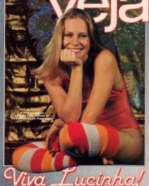 Lucinha Lins Instagram - Esta é a capa da revista Veja que saiu nas vésperas da estréia do espetáculo “Sempre Sempre Mais” no Rio de Janeiro, há 40 anos atrás. 
Grande sucesso, esse espetáculo é a mola mestra da minha carreira. Ao lado de Claudio Tovar, com direção de Jorge Fernando, direção musical de Ivan Lins, durante dois anos viajei por esse país mostrando esse espetáculo tão bonito. Dia 19 de janeiro é também a data de morte da maior cantora do Brasil: Elis Regina. Foi um dos dias mais difíceis da minha vida. Como subir no palco com o coração despedaçado? A custa de Roberto Menescau, que me deu força para manter a estréia, lançamos o espetáculo que foi considerado pela crítica como um dos melhores do ano. Hoje é dia de reverenciar Elis Regina e agradecer a vida. Tenho certeza que Elis estava presente quando pisei no palco naquele dia, segurando minha mão. ❤️