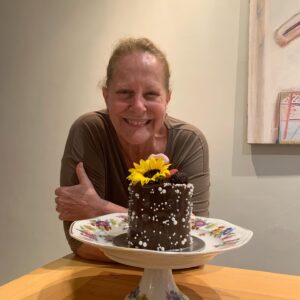 Lucinha Lins Instagram - 68 anos! 🥂 Brindando a vida, a saúde, a prosperidade!Agradeço todas as mensagens, carinhos, presentes, de amigos, de fãs, de familiares. Fizeram meu dia mais feliz 💛🧡💚💙