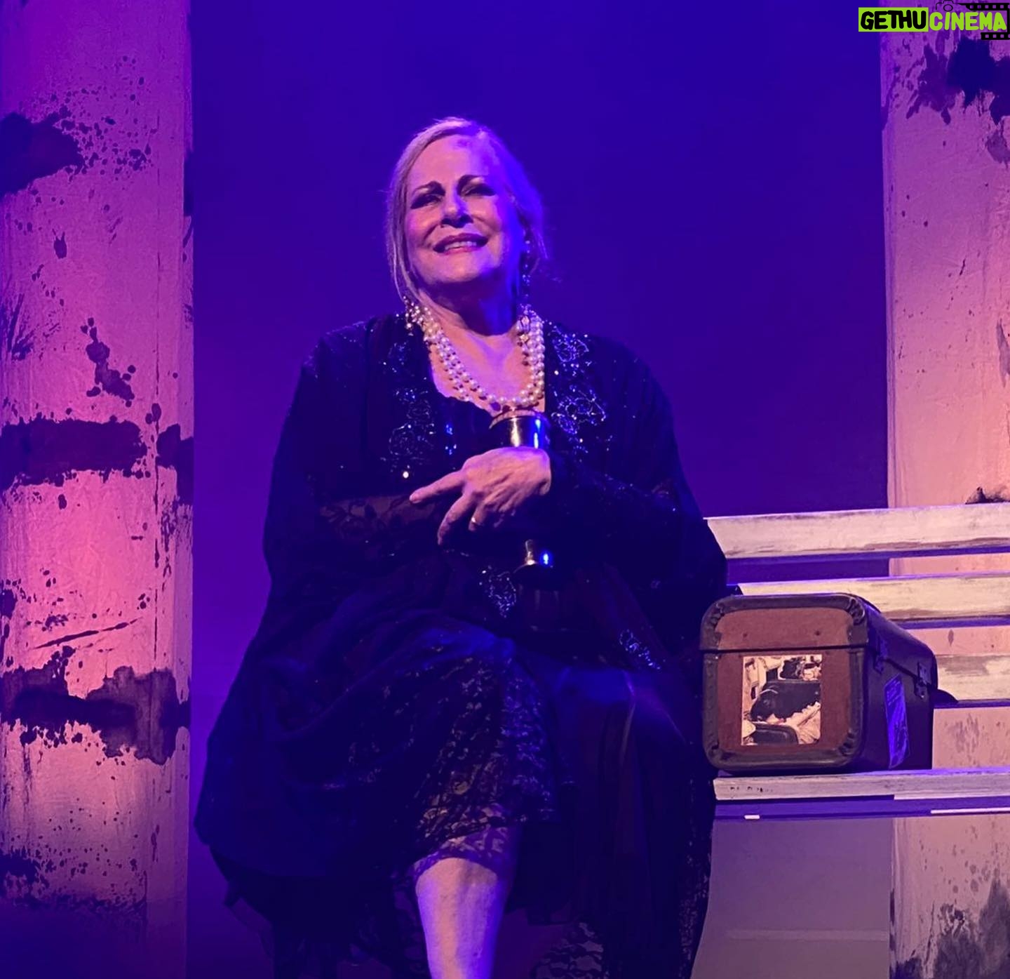 Lucinha Lins Instagram - Estamos indo para o final da nossa temporada. Vai dar saudades. Quem ainda não viu, venha! Quem quer ver de novo, venha! Quem adorou, indica para os amigos! 😉🎭 Últimas duas semanas. Informações em @asmeninasvelhas