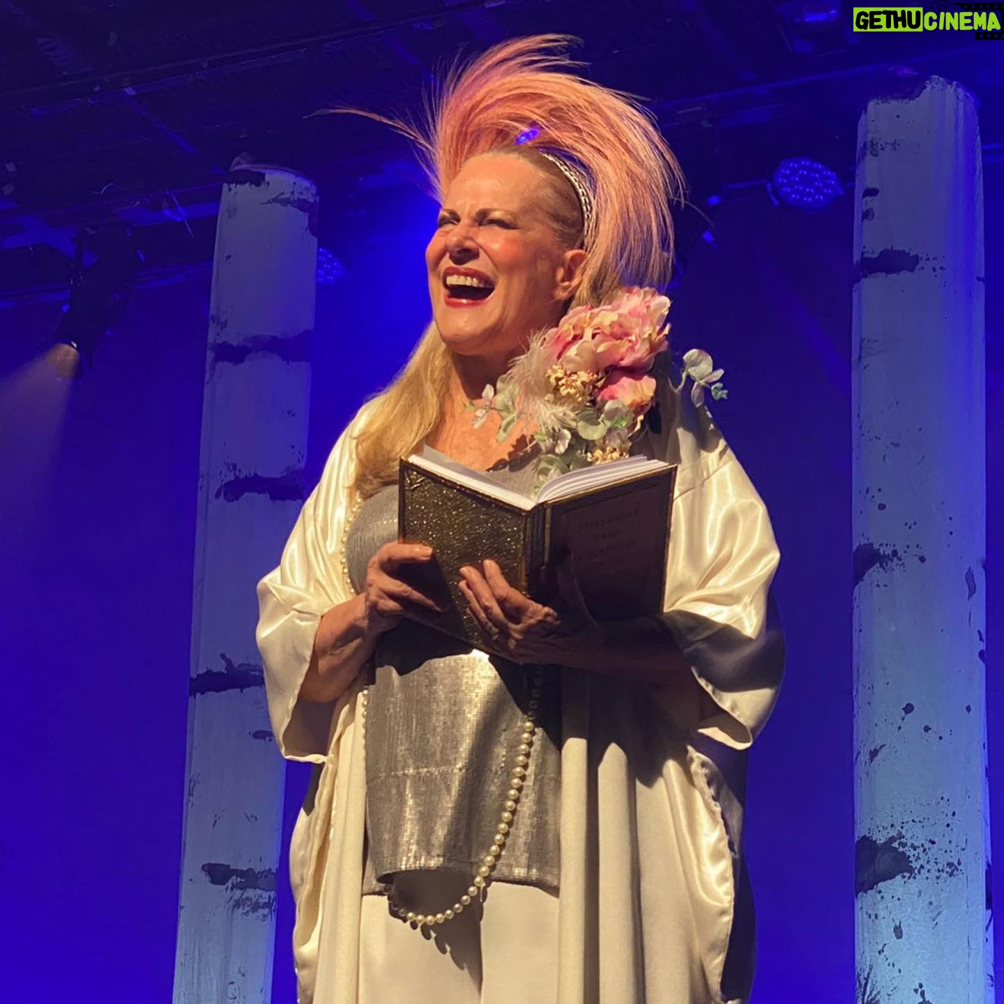 Lucinha Lins Instagram - Estamos indo para o final da nossa temporada. Vai dar saudades. Quem ainda não viu, venha! Quem quer ver de novo, venha! Quem adorou, indica para os amigos! 😉🎭 Últimas duas semanas. Informações em @asmeninasvelhas