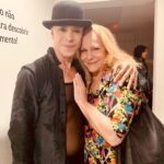 Lucinha Lins Instagram - @andrequinteladance Acontecem coisas diante do olhar de uma criança como um som,pessoas,lugares,cheiros,momentos, que por algum motivo se tornam inesquecíveis e de alguma maneira alimentam nossos corações pela vida afora Me mostrei durante anos através do meu canto e como atriz no cinema,teatro e televisão para essa turminha que hoje passa da casa dos 40.Foi maravilhoso! Saber que faço parte da memória afetiva de tanta gente grande ,que meu trabalho deixou marcas felizes e importantes em alguém é sempre uma surpresa que me enche de emoção Tive o privilégio de assistir o espetáculo “Purpurina”Tributo a Bob Fosse criado e interpretado pelo incrível maravilhoso André Quintela no Espaço Tapias no Rio O talento desse bailarino brasileiro que mora longe ,seu carisma,o bom gosto, a força,a delicadeza,a precisão,tudo parecia mágico para mim. Surpresa! André me pega pelas mãos,me leva ao palco ,me apresenta,e na frente de todos dança a minha volta coreografia da peçaPippin .Volto para o meu lugar em estado de graça Já na abertura do espetáculo a Musica Purpurina cantada por mim foi um susto! Mais para o final do show André numa coreografia incrível dança ao som de Hollywood do filme Saltimbancos Trapalhões onde eu era a Gata Aí não deu mais pra segurar Que loucura! André é uma daquelas crianças que me leva no coração até hoje! Através de seu trabalho excepcional,me homenageia de um jeito que eu mal conseguia falar depois Esse tipo de amor tão sincero,que me engrandece como profissional e principalmente como ser humano é indescritível! André querido, Você é um artista de primeira grandeza que eu tive a honra de conhecer.Nosso abraço está gravado em meu corpo para sempre! Jamais esquecerei seu carinho,seu olhar cruzando com o meu, minha admiração e respeito por você Você disse que me tem no peito desde os doze anos e me deu de presente o privilégio de te conhecer pessoalmente Nos meus 69 anos ,poder dizer que estou apaixonada de novo não é comum E a vida se repete :foi amor a primeira vista! Deus te abençoe! Obrigada, obrigada,muito obrigada!!! Muitos beijos,amor sempre, Lucinha Lins