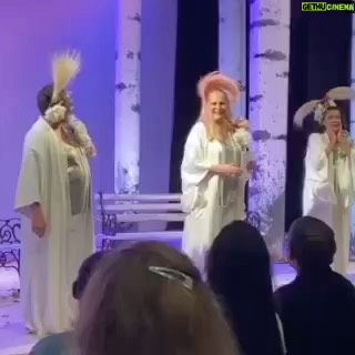 Lucinha Lins Instagram - A emoção tomou conta no último dia de apresentação no Teatro São Cristivão Saúde no Shopping Plaza Mooca - São Paulo. A peça “As Meninas Velhas” vai fazer uma pausa, mas logo, logo, voltaremos porque a saudade já começa a bater. Nosso maior agradecimento ao público e a todos que nos ajudaram a divulgar nosso espetáculo nesse quase um ano de apresentações entre Rio e São Paulo. Obrigada por tanto amor! Até já.