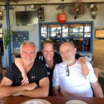 Lucinha Lins Instagram - Almoço de domingo ao lado desses atores e amigos em um restaurante maravilhoso a beira do mar de Montevidéu!