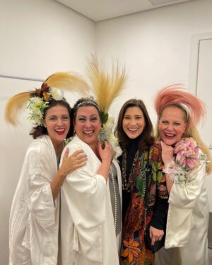 Lucinha Lins Instagram - Na estréia maravilhosa de ontem no Teatro São Cristovão na Mooca, a surpresa no final foi a presença dessa atriz, amiga, irmã, Beth Goulart.
Que abraço gostoso!!
Ele amou e disse que vai assistir de novo!!❤️❤️🌹