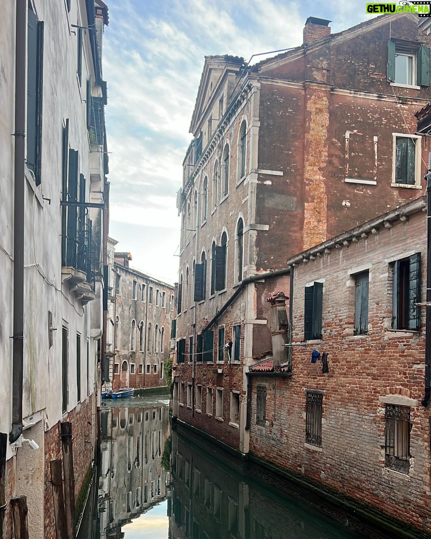 Lucrezia Guidone Instagram - 📍 Venessia 🤍 Grazie a tutto il pubblico del Teatro Goldoni, sono stati giorni meravigliosi. Ci vediamo dal 14 al 17 Marzo con The City al Teatro @arenadelsole di Bologna 🫶🏻 #thecitydiary #vitadilú #tournée #theatre