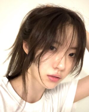 Luda Instagram - 여름 되니까 앞머리 갖고 싶은데@@🐸