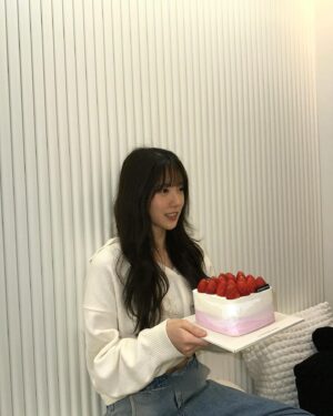 Luda Instagram - Good Byeeee LUDA’s day!!
많은 사랑과 축하로 행복한 생일을 보냈어요
주신 사랑과 응원만큼 더 멋진 이루다가 될게요!
감사합니다🩶
