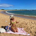 Ludivine Reding Instagram – 📖🧢🏖️☀️
