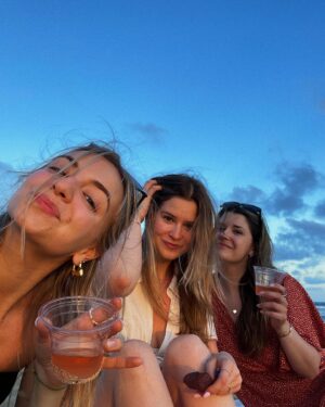 Ludivine Reding Instagram - Hawaii vibesss 🍓🍉☀️👙🐚