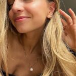 Ludivine Reding Instagram - Quelques mois après le lancement de ma collection Ludivine X @twentycompass , ça me fait encore tellement chaud au cœur de vous voir porter les bijoux que j’ai développés avec l’équipe! D’ailleurs, plusieurs bijoux se sont envolés ultra rapidement, mais ils sont maintenant tous restock! 🤍✨   Disponible au twentycompass.com