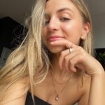 Ludivine Reding Instagram - Quelques mois après le lancement de ma collection Ludivine X @twentycompass , ça me fait encore tellement chaud au cœur de vous voir porter les bijoux que j’ai développés avec l’équipe! D’ailleurs, plusieurs bijoux se sont envolés ultra rapidement, mais ils sont maintenant tous restock! 🤍✨   Disponible au twentycompass.com