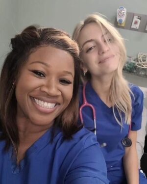 Ludivine Reding Instagram - C’est la dernière de STAT ce soir💙
Merci d’avoir suivi la série en si grande nombre!! J’en reviens pas de la chance que j’ai de travailler avec une équipe aussi talentueuse 🥹

On se revoit en septembre!! 🥳