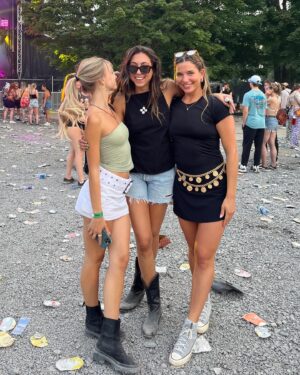 Ludivine Reding Instagram - Les amis à Osheagaaa💚💐🌴

merci @evenko 🫶🏻