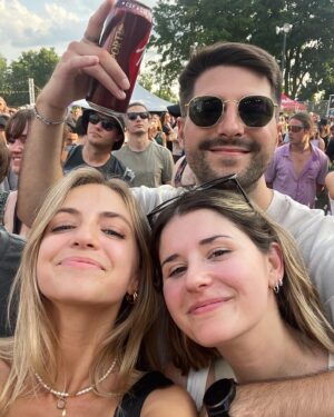 Ludivine Reding Instagram - Les amis à Osheagaaa💚💐🌴

merci @evenko 🫶🏻