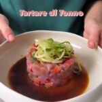 Ludovica Gargari Instagram - Una tartare di Tonno semplice, fresca ma d’effetto 💘 200g tonno rosso abbattuto 1/4 di melograno 100g di fragole qb salsa di soia qb olio evo 1/4 di melograno qb pepe qb sale qb menta 1/2 limone spremuto peperoncino se gradito tagliate il tonno a cubetti e marinatelo con olio sale e limone se vi piace del peperoncino e della menta passata un oretta in frigo, aggiungetevi fragole e melograno e impiattate con verdurine a scelta croccanti sopra e salsa di soia intorno A simple, fresh but effective Tuna tartare 💘 200g bluefin tuna slaughtered 1/4 of pomegranate 100g of strawberries Soy sauce to taste Extra virgin olive oil to taste 1/4 of pomegranate Pepper to taste To taste salt To taste mint 1/2 lemon squeezed Chilli if liked Cut the tuna into cubes and marinate it with oil, salt and lemon if you like chilli and mint Spent an hour in the fridge, add strawberries and pomegranate and sear with crunchy vegetables of your choice on top and soy sauce around #tartare #ricettefacili #ricetteveloci #ricetegurmet #finedining #lovefood #fish #sashimi #sushi #tuna #redtuna