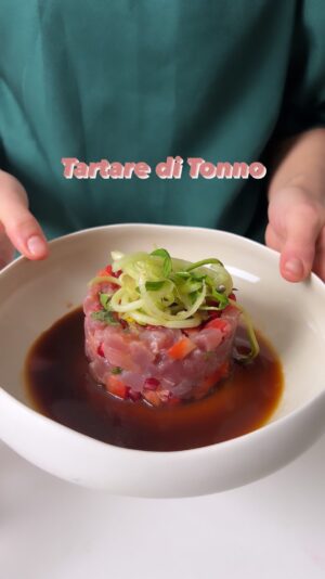 Ludovica Gargari Instagram - Una tartare di Tonno semplice, fresca ma d’effetto 💘 

200g tonno rosso abbattuto 
1/4 di melograno 
100g di fragole 
qb salsa di soia 
qb olio evo 
1/4 di melograno 
qb pepe 
qb sale 
qb menta 
1/2 limone spremuto 
peperoncino se gradito 

tagliate il tonno a cubetti e marinatelo con olio sale e limone se vi piace del peperoncino e della menta 

passata un oretta in frigo, aggiungetevi fragole e melograno e impiattate con verdurine a scelta croccanti sopra e salsa di soia intorno 

A simple, fresh but effective Tuna tartare 💘
200g bluefin tuna slaughtered
1/4 of pomegranate
100g of strawberries
Soy sauce to taste
Extra virgin olive oil to taste
1/4 of pomegranate
Pepper to taste
To taste salt
To taste mint
1/2 lemon squeezed
Chilli if liked

Cut the tuna into cubes and marinate it with oil, salt and lemon if you like chilli and mint

Spent an hour in the fridge, add strawberries and pomegranate and sear with crunchy vegetables of your choice on top and soy sauce around

#tartare #ricettefacili #ricetteveloci #ricetegurmet #finedining #lovefood #fish #sashimi #sushi #tuna #redtuna