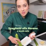 Ludovica Gargari Instagram – Alcuni primi piatti italiani vengono eliminati dalla nostra quotidianità, quando in realtà bastano poche accortezze, come cotture piu leggere e regolazione delle dosi per reinserirle senza troppe privazioni
🇮🇹 la mia versione della pasta alla nerano
per 2 persone
200g spaghettoni
200g zucchine
20g pecorino grattugiato
20g parmigiano grattugiato
50g provola affumicata
qb menta
qb olio evo
qb scorza di limone
sale
pepe
affettate le zucchine finemente e grigliatele
tagliate a listarelle la menta e mettete entrambe in padella con un mestolo d acqua di cottura e del pepe
scolate la pasta al dente e ultimate in padella con il condimento
a fuoco spento aggiungete pecorino e provola affumicata e la scorza di limone
mantecate e impiattate
🇬🇧 My version of pasta alla nerano 🍝
For 2 people
200g spaghetti
200g zucchini
20g grated pecorino cheese
20g parmigiano
50g smoked provola
To taste mint
Extra virgin olive oil to taste
Salt
Pepper
qb lemon zest
Slice the zucchini finely and grill them
Cut the mint into strips and put both in the pan with a ladle of cooking water and pepper
Drain the pasta al dente and finish in a pan with the seasoning
When the heat is off, add pecorino cheese and smoked provola cheese and lemon zest
Mantecate and sir
#spaghettiallanerano #pasta #primipiattiitaliani #cibonapoletano #italy #loveitalianfood
