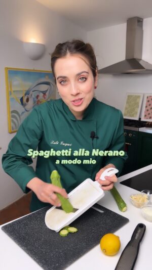Ludovica Gargari Instagram - Alcuni primi piatti italiani vengono eliminati dalla nostra quotidianità, quando in realtà bastano poche accortezze, come cotture piu leggere e regolazione delle dosi per reinserirle senza troppe privazioni 

🇮🇹 la mia versione della pasta alla nerano 
per 2 persone
200g spaghettoni 
200g zucchine
20g pecorino grattugiato
20g parmigiano grattugiato 
50g provola affumicata 
qb menta
qb olio evo
qb scorza di limone 
sale
pepe

affettate le zucchine finemente e grigliatele
tagliate a listarelle la menta e mettete entrambe in padella con un mestolo d acqua di cottura e del pepe
scolate la pasta al dente e ultimate in padella con il condimento
a fuoco spento aggiungete pecorino e provola affumicata e la scorza di limone

mantecate e impiattate 

🇬🇧 My version of pasta alla nerano 🍝 
For 2 people
200g spaghetti
200g zucchini
20g grated pecorino cheese
20g parmigiano
50g smoked provola
To taste mint
Extra virgin olive oil to taste
Salt
Pepper
qb lemon zest

Slice the zucchini finely and grill them
Cut the mint into strips and put both in the pan with a ladle of cooking water and pepper
Drain the pasta al dente and finish in a pan with the seasoning
When the heat is off, add pecorino cheese and smoked provola cheese and lemon zest
Mantecate and sir

#spaghettiallanerano #pasta #primipiattiitaliani #cibonapoletano #italy #loveitalianfood