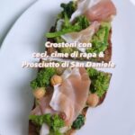 Ludovica Gargari Instagram – Bruschette? Crostoni? Il nome poco importa. La cosa fondamentale è assaggiare questa combo speciale cime di rapa – Prosciutto di San Daniele 😉
Provatela assolutamente oppure scrivetemi con quale verdura di stagione abbinereste il sapore unico del @sandanieledop!

2 fette di pane integrale 
100g ceci gia cotti 
100g cime di rapa 
70g prosciutto di san daniele 
qb olio evo 
qb sale 
qb peperoncino 
1 spicchio d aglio

ripassate le cime in padella con aglio olio e peperoncino e frullatele con i ceci gia cotti 
tostate il pane nella padella delle cime e componete il tutto 
pane tostato, crema, e prosciutto
 #adv #prosciuttodisandaniele