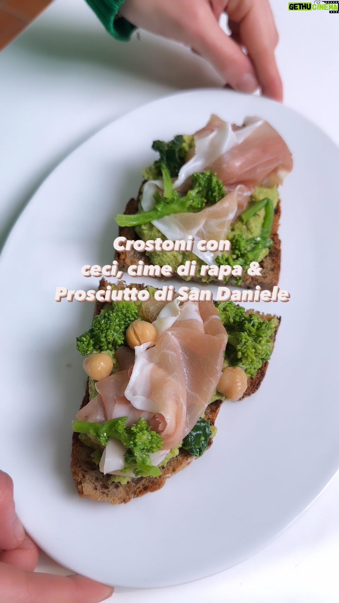 Ludovica Gargari Instagram - Bruschette? Crostoni? Il nome poco importa. La cosa fondamentale è assaggiare questa combo speciale cime di rapa – Prosciutto di San Daniele 😉 Provatela assolutamente oppure scrivetemi con quale verdura di stagione abbinereste il sapore unico del @sandanieledop! 2 fette di pane integrale 100g ceci gia cotti 100g cime di rapa 70g prosciutto di san daniele qb olio evo qb sale qb peperoncino 1 spicchio d aglio ripassate le cime in padella con aglio olio e peperoncino e frullatele con i ceci gia cotti tostate il pane nella padella delle cime e componete il tutto pane tostato, crema, e prosciutto
#adv #prosciuttodisandaniele