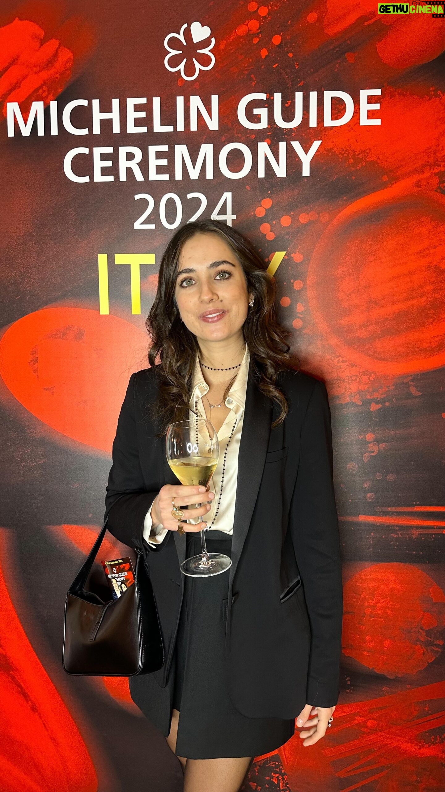 Ludovica Gargari Instagram - Vi porto con me alla 69esima celebrazione della guida michelin italia 🇮🇹 che si è svolta in Franciacorta al Teatro Grande di Brescia @michelinguide @michelin.it Un’edizione memorabile, che porta i ristoranti stellati a quota 395 26 nuovi ristoranti premiati con 1 Stella⭐️ 5 con due stelle (alcuni senza neanche passare per la prima)⭐️⭐️ e ancora 2 nuovi con 3 stelle ⭐️⭐️⭐️ non sono mancate ovviamente le grandi riconferme, Osteria francescana, dal pescatore, villa crespi, il mudec…. Poi la stella, anzi le stelle verdi 💚⭐️assegnate secondo il criterio della sostenibilita a 360. Gran parte dei nuovi premiati sono under 35, e ben 4 cuochi hanno meno 30 anni d’età. possiamo dire un’ edizione, che guarda al futuro, anche per la grande quantità di giovanissimi. Nella meravigliosa location del Golf club si è svolto il cocktail party Menu eccezionale a cura dei Fratelli Cerea, Cristina bowerman, davide guidara , andrea aprea e i brand partner tra cui @metroitalia da sempre al fianco della ristorazione che ringrazio per avermi invitata ✨ #michelinstar24 #michelinit #finedining #guidamichelin2024 #italia