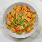 Ludovica Gargari Instagram – Questa è per tutti coloro che attendono la primavera con ansia 🌸💫🫠 Amici, ci siamo quasi 🌺 @lulugargari @giallozafferano 

Calamarata primaverile✨
Ingredienti per 4 persone:
400g di calamarata
200g di pomodorini datterini
qb concentrato di pomodoro
qb olio evo
qb sale
200g di fave (da pulire)
200g di piselli (da pulire)
1 spicchio d’aglio
1 peperoncino
qb pecorino grattugiato
qb menta fresca
 
pulire le fave e i pisellini sbollentare in acqua bollente salata,
scaldare una padella con aglio e olio
mettere i pomodorini tagliati a meta e il concentrato di pomodoro, con sale e pepe
aggiungere le fave e i pisellini
cuocere la pasta e mantecare in padella con il condimento e il pecorino fuori dal fuoco

#giallozafferano #gz #wow #delicious #sogood #loveit #reel #lulugargari #spring #foodie
