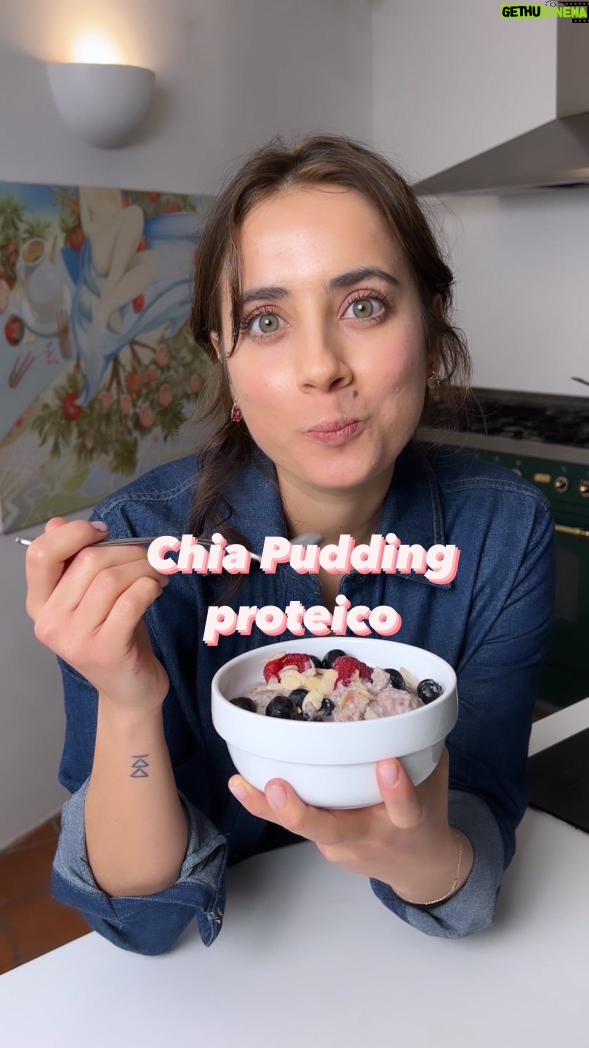 Ludovica Gargari Instagram - Questa è la mia colazione ultimamente, prima di affrontare delle giornate particolarmente piene e pesanti. Mi da la carica e mi fa sentire piena di energie fino a pranzo senza appesantirmi per 1 persona 125 ml bevanda vegetale 30g fiocchi di avena piccoli 10g semi di chia 1 albume qb frutti di bosco qb cannella o cacao se gradite anche miele per dolcificare versate latte e avena in un pentolino insieme alla chia e portate a bollore poi aggiungete l albume e fate addensare , aggiungete i frutti rossi e cuocete un altro minuto fino a consistenza 🇬🇧This is my breakfast lately, before facing particularly full and heavy days. It gives me the charge and makes me feel full of energy until lunch without weighing me down For 1 person 125 ml vegetable drink 30g small oat flakes 10g of chia seeds 1 egg white To taste berries Cinnamon or cocoa to taste If you also like honey for sweetening Pour milk and oats in a saucepan together with the chia and bring to a boil then add the egg white and thicken, add the red fruits and cook another minute until firm #colazione #breakfast #ricettefacili #ricetteveloci #chiapudding #befunctional #senzaglutine #senzalattosio #glutenfree #lactosefree