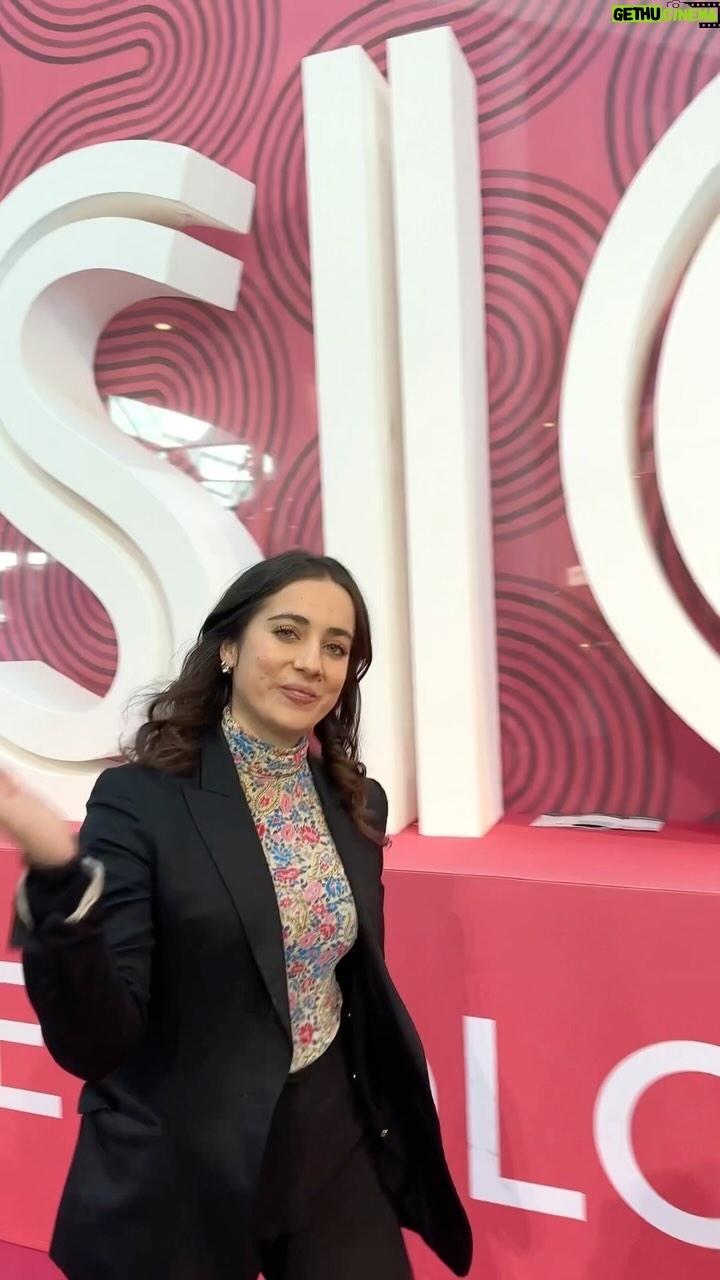 Ludovica Gargari Instagram - Un’emozione per me essere al SIGEP, il Salone Internazionale della Gelateria, Pasticceria, Panificazione Artigianali e Caffè, una manifestazione unica al mondo. In veste di presentatrice, ho accompagnato Maestri pasticceri di fama internazionale durante le loro masterclass per il progetto “Frutta in guscio, dentro c’è l’Italia” promosso dal @masafsocial e @ismeaofficial Tutti ormai sappiamo quanto la frutta in guscio italiana sia preziosa per noi, per il nostro benessere, ma anche nei dolci. Nonostante fossero tutti Chef abituati a competizioni mondiali, gli uni contro gli altri, al SIGEP, si respirava un clima di squadra e solidarietà. Tutti eravamo lì per trasmettere un solo messaggio: “valorizziamo la frutta in guscio italiana”. Perché un dolce può essere semplicissimo o super tecnico, ma la cosa fondamentale è che ci siano ingredienti di qualità, a partire dal cuore della ricetta. Dentro a queste, c’era l’italia. È stato bellissimo vedere questi professionisti muovere e destreggiare con eleganza materie prime semplici di qualità, italiane, ma con una maestria e tecnica che lasciano senza fiato. Ho potuto assaggiare queste piccole e grandi opere di pasticceria e condividere con i Maestri, e con voi, domande e curiosità sulle preparazioni, ingredienti e soprattutto emozioni. Perché sì, la pasticceria è ricordo, emozione. E alla fine, conta il cuore che ci hai messo. Grazie ancora per la bellissima esperienza #ad #dulcisinguscio